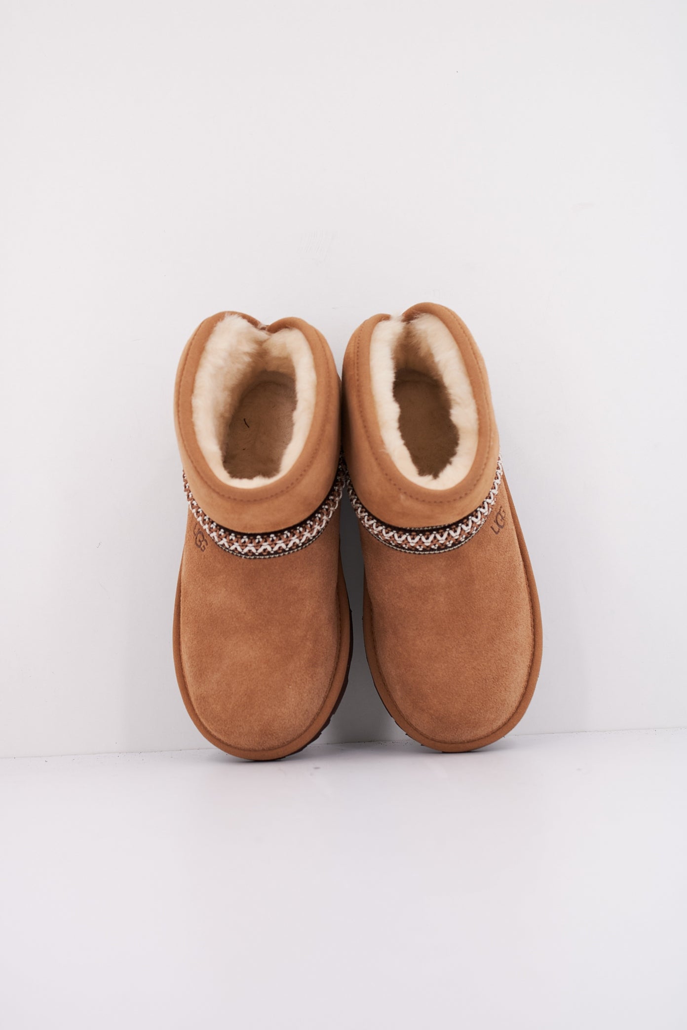 UGG CLASSIC MINI CRESCEN en color CHESTNUT  (3)
