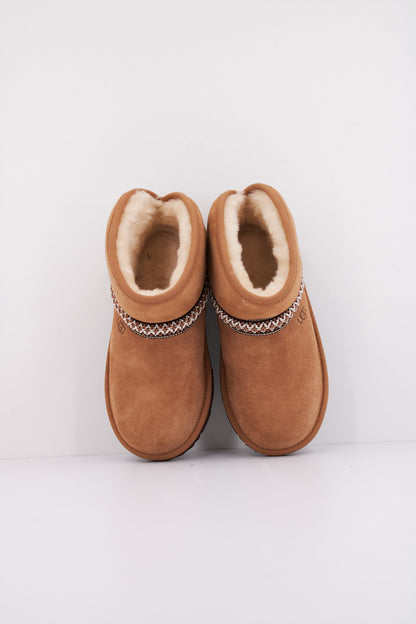 UGG CLASSIC MINI CRESCEN en color CHESTNUT  (3)