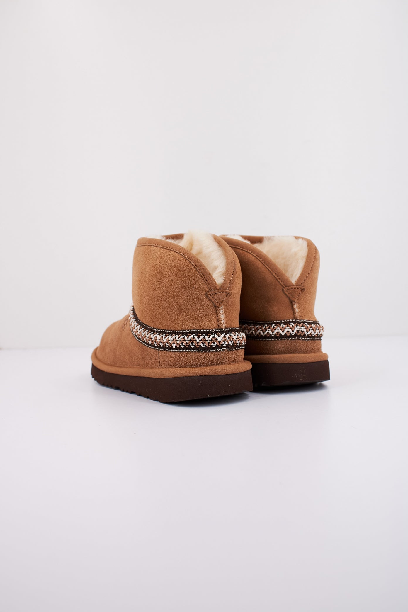 UGG CLASSIC MINI CRESCEN en color CHESTNUT  (4)