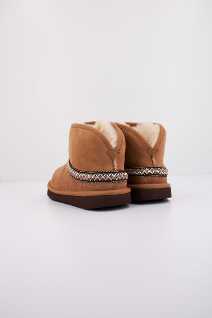 UGG CLASSIC MINI CRESCEN en color CHESTNUT  (4)