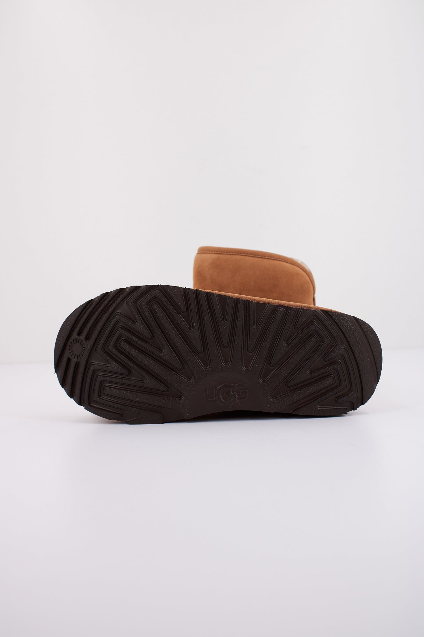 UGG CLASSIC MINI CRESCEN en color CHESTNUT  (5)