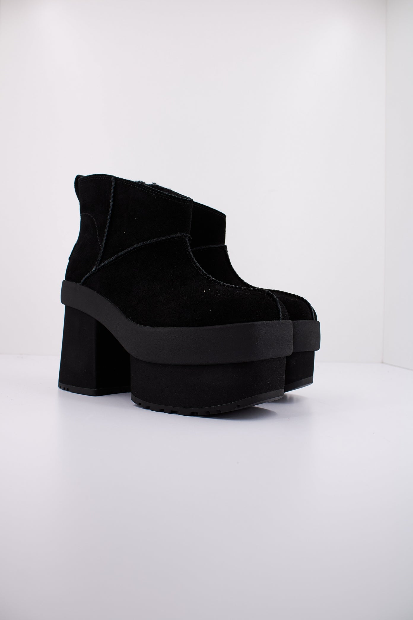 UGG W NEW HEIGHTS PLATFO en color BLACK  (2)