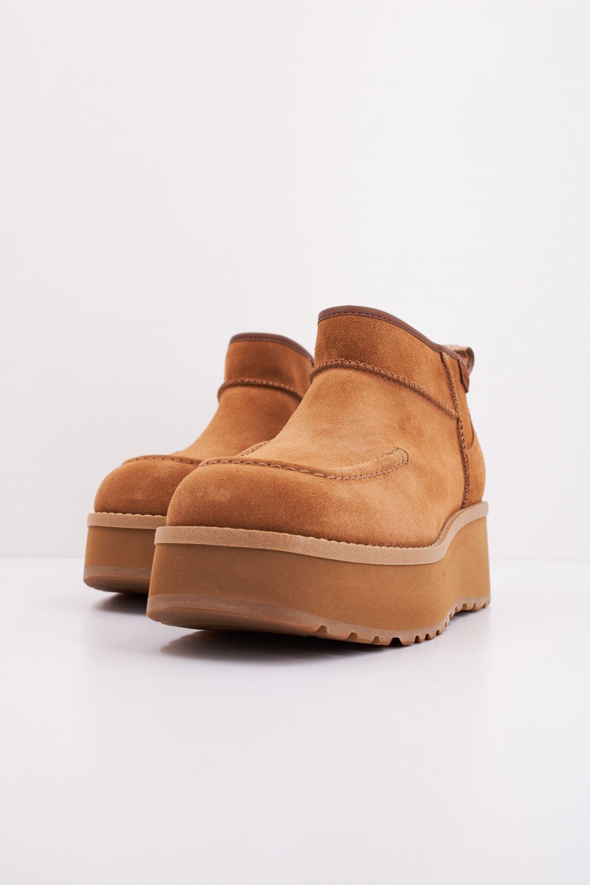 UGG CITYFUNC ULTRA MINI en color CHESTNUT  (2)