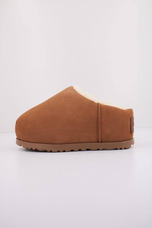 UGG W PUMPED SLIDE en color CHESTNUT  (1)