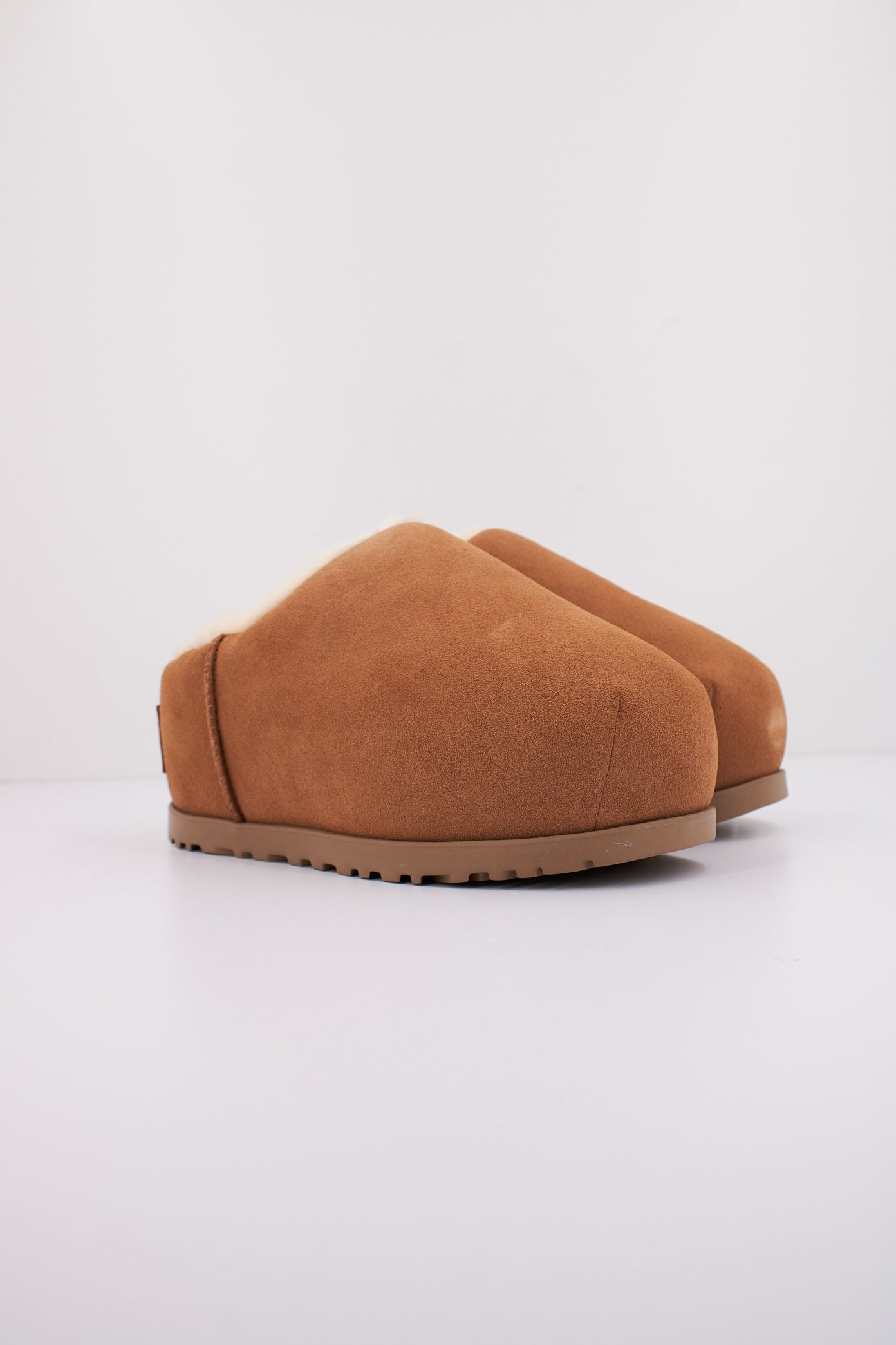 UGG W PUMPED SLIDE en color CHESTNUT  (2)