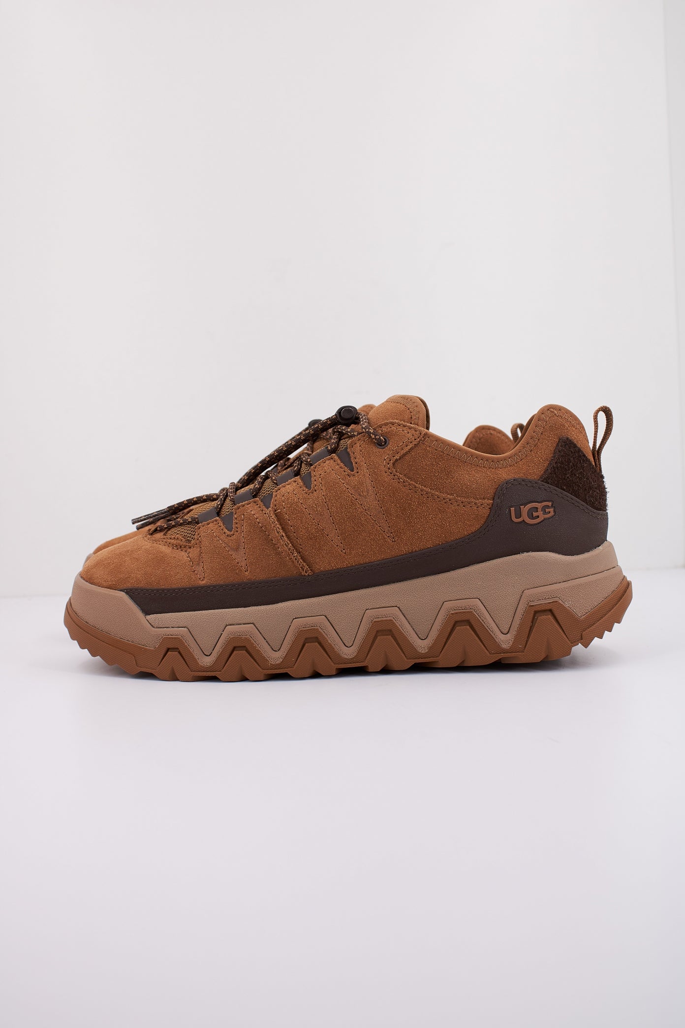 UGG M CAPTRAIL LOW en color CHESTNUT  (1)