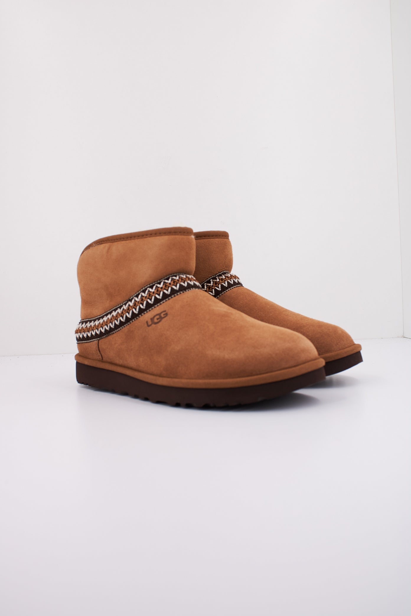 UGG CLASSIC MINI CRESCEN en color CHESTNUT  (2)
