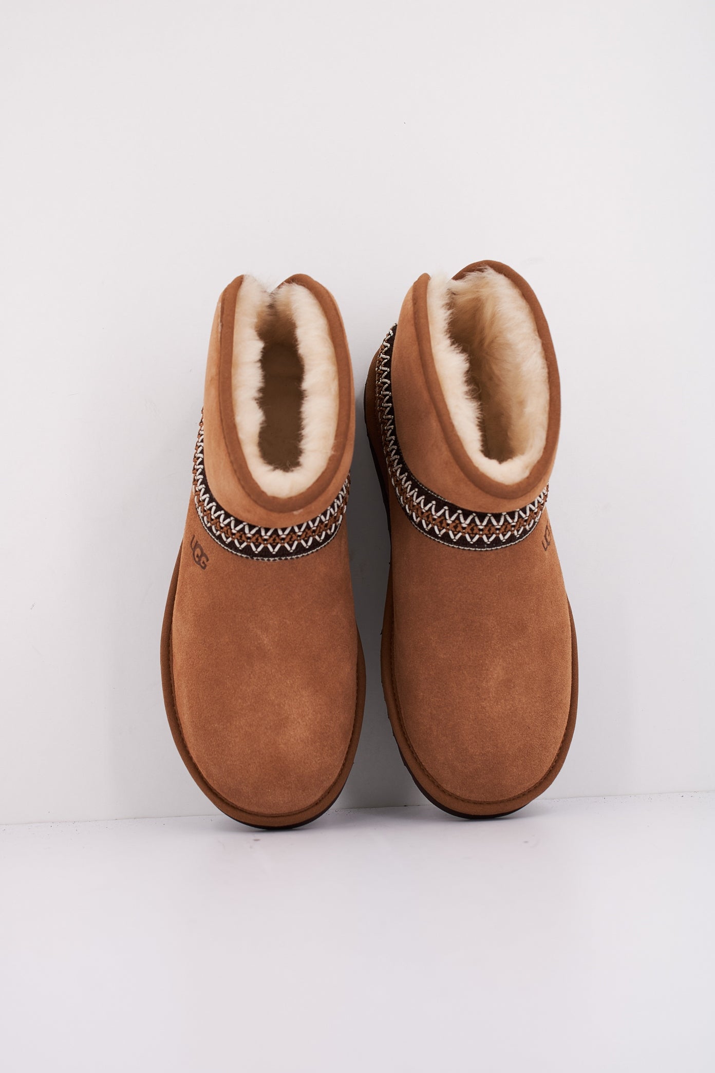 UGG CLASSIC MINI CRESCEN en color CHESTNUT  (3)