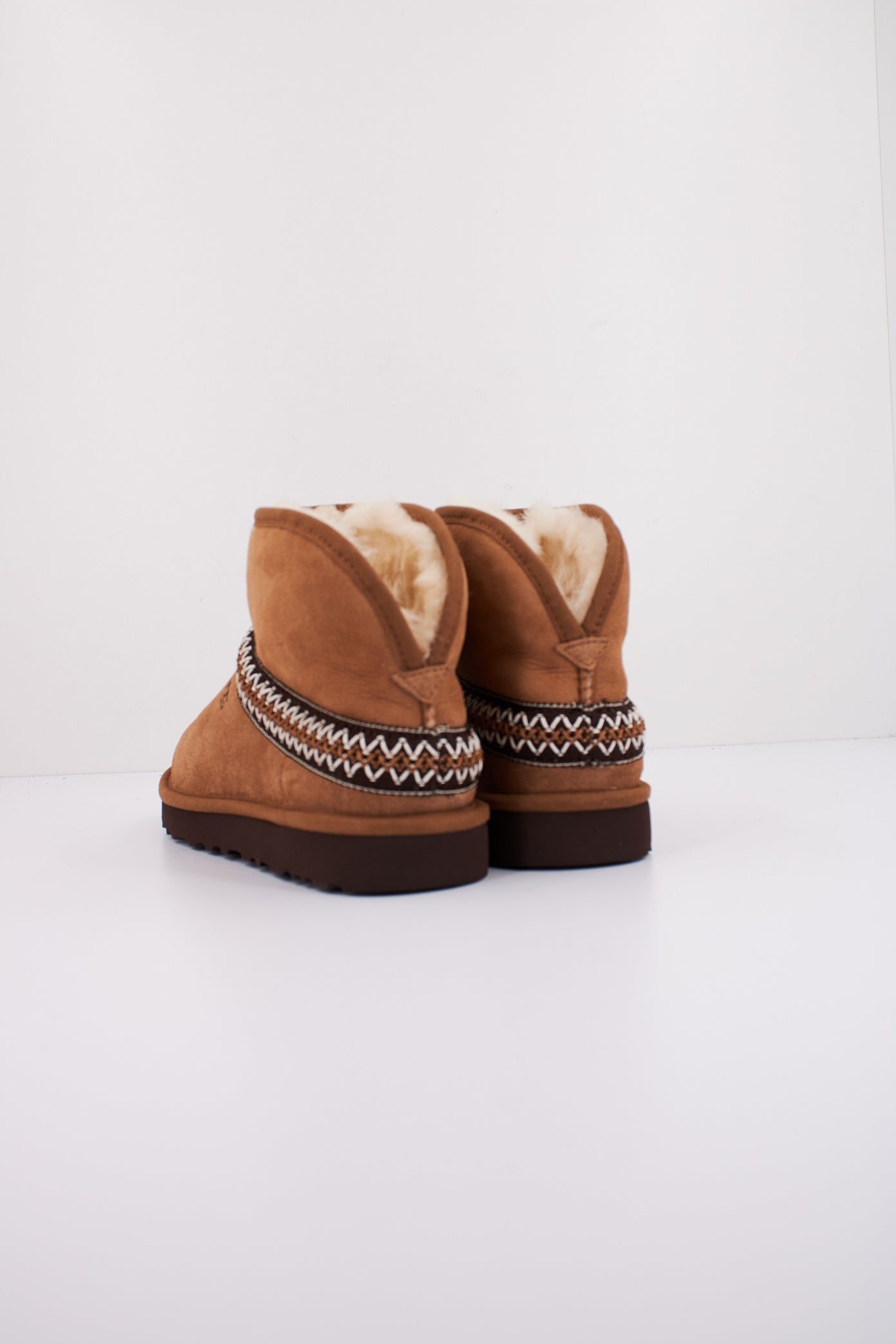 UGG CLASSIC MINI CRESCEN en color CHESTNUT  (4)