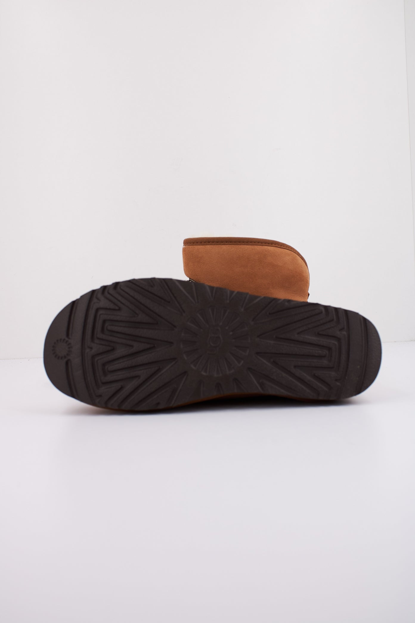 UGG CLASSIC MINI CRESCEN en color CHESTNUT  (5)