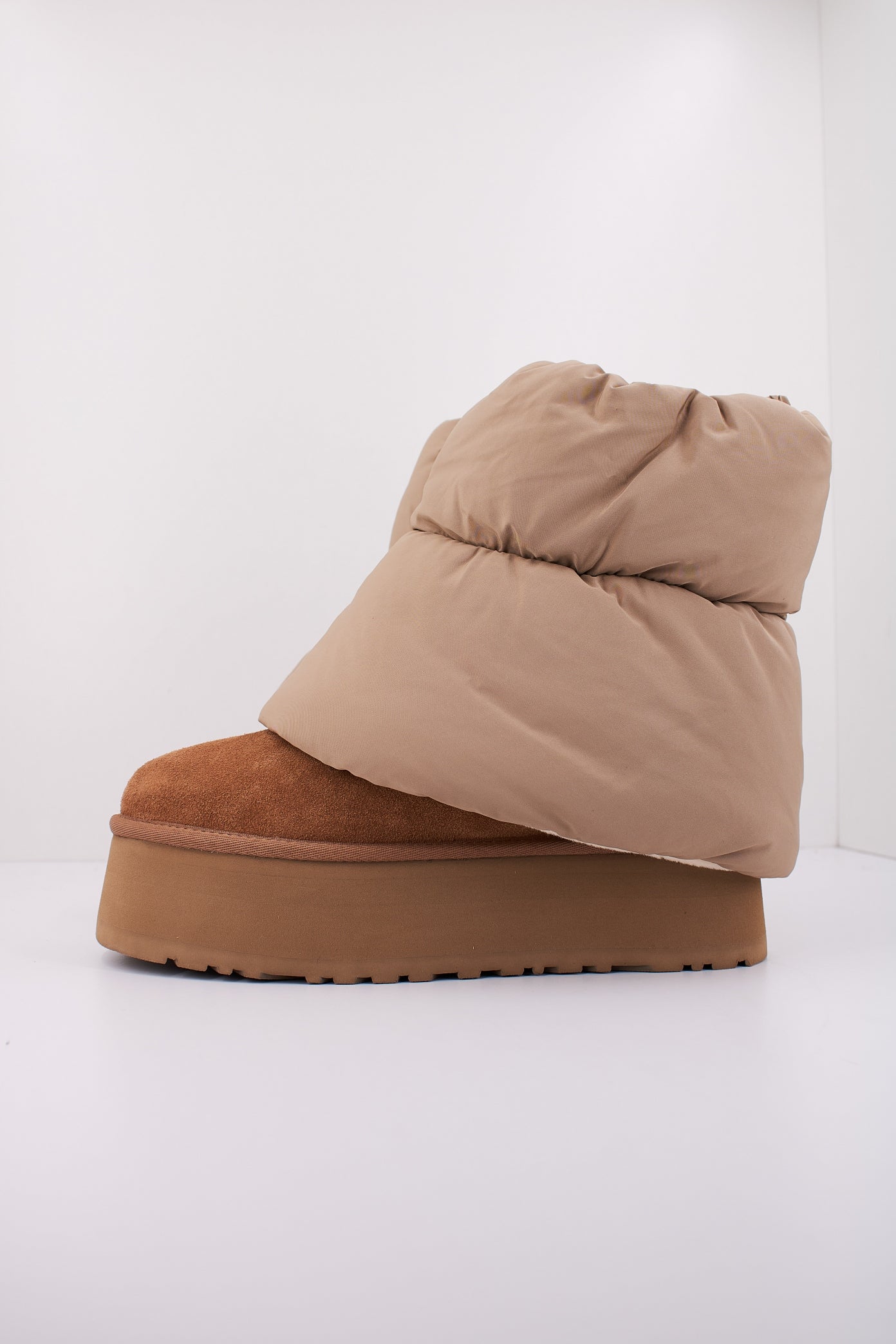 UGG W CLASSIC MINI DIPPE en color CHESTNUT  (1)