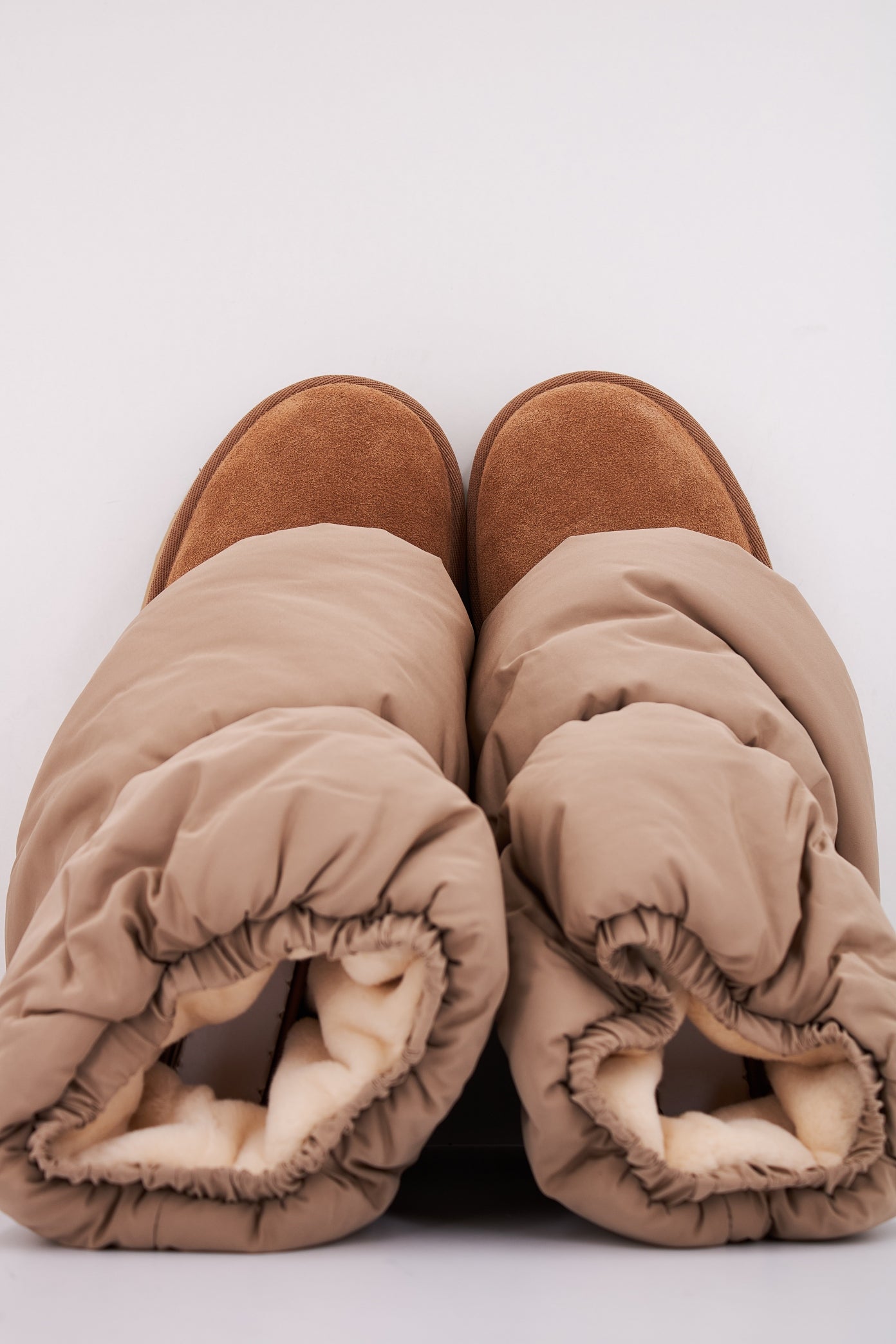 UGG W CLASSIC MINI DIPPE en color CHESTNUT  (3)