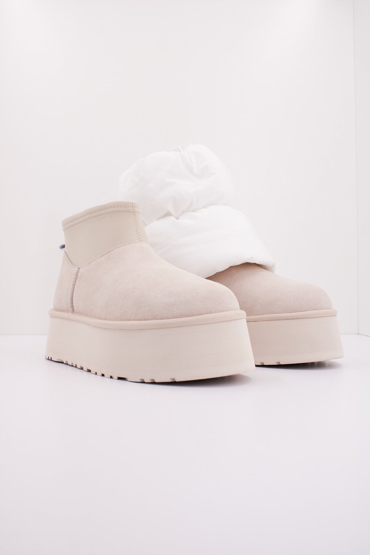 UGG W CLASSIC MINI DIPPE en color WHITE  (2)