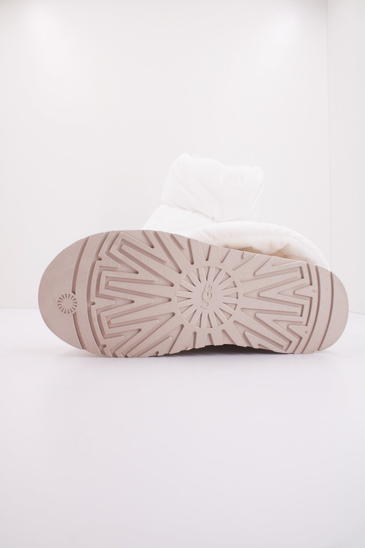 UGG W CLASSIC MINI DIPPE en color WHITE  (5)