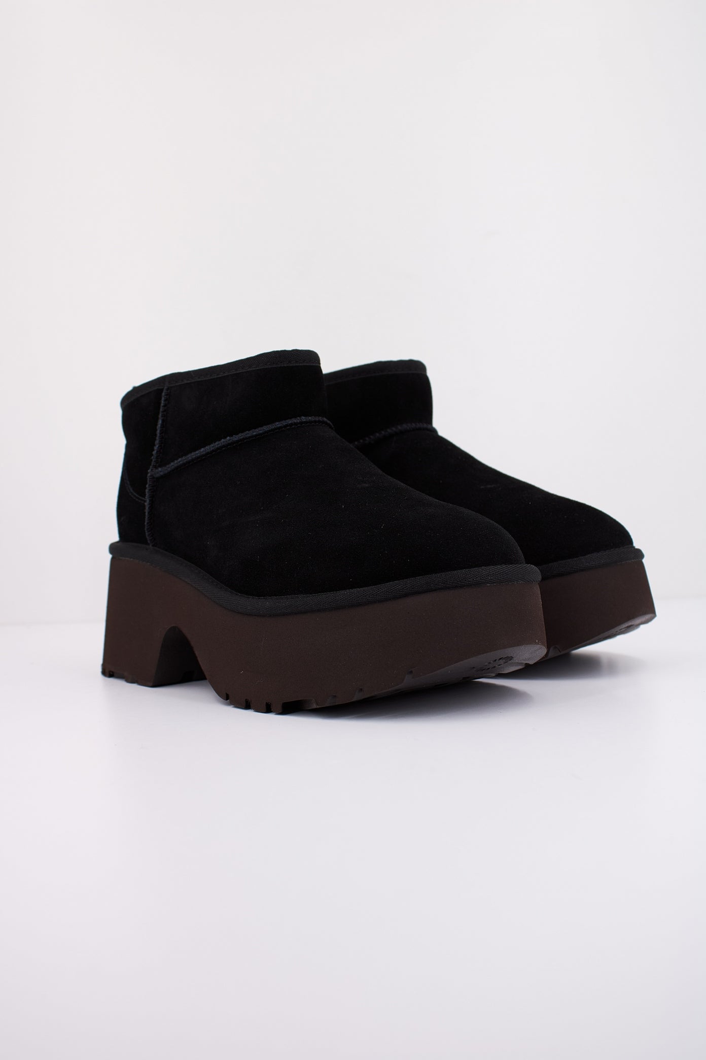 UGG CLASSIC ULTRA MINI N en color BLACK  (2)