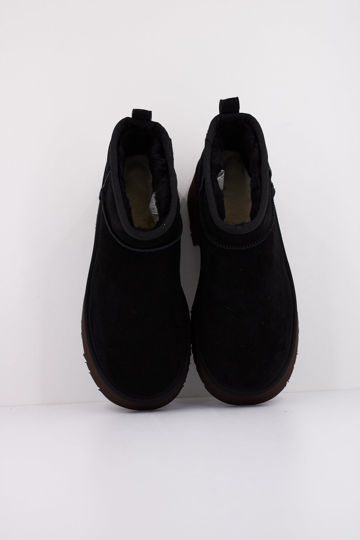 UGG CLASSIC ULTRA MINI N en color BLACK  (3)