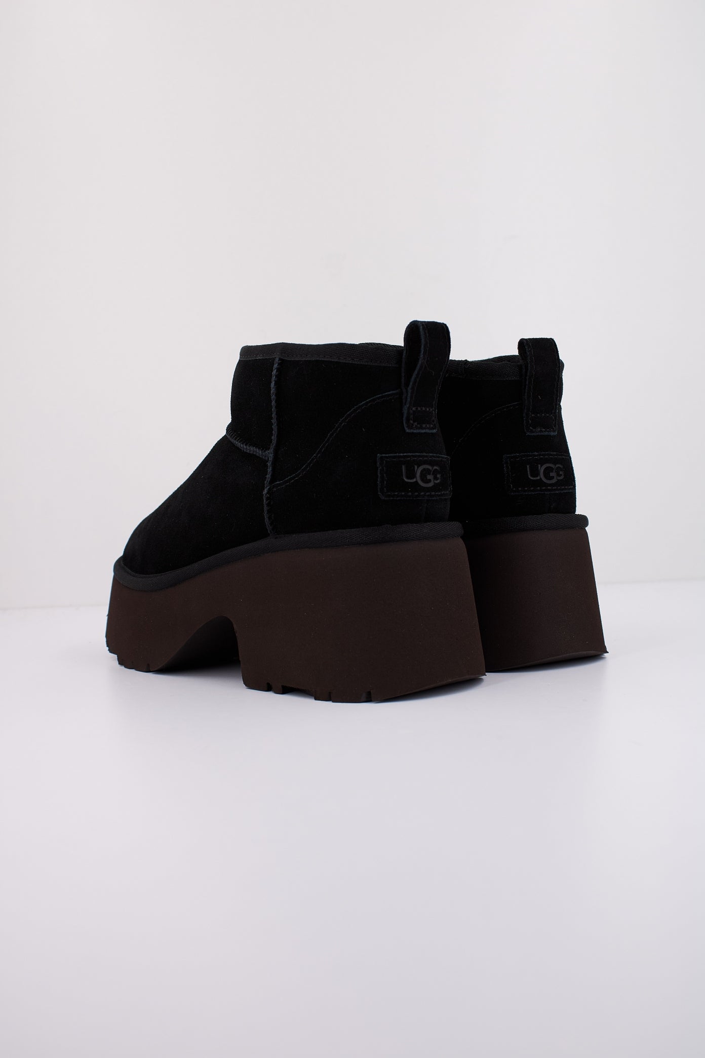 UGG CLASSIC ULTRA MINI N en color BLACK  (4)