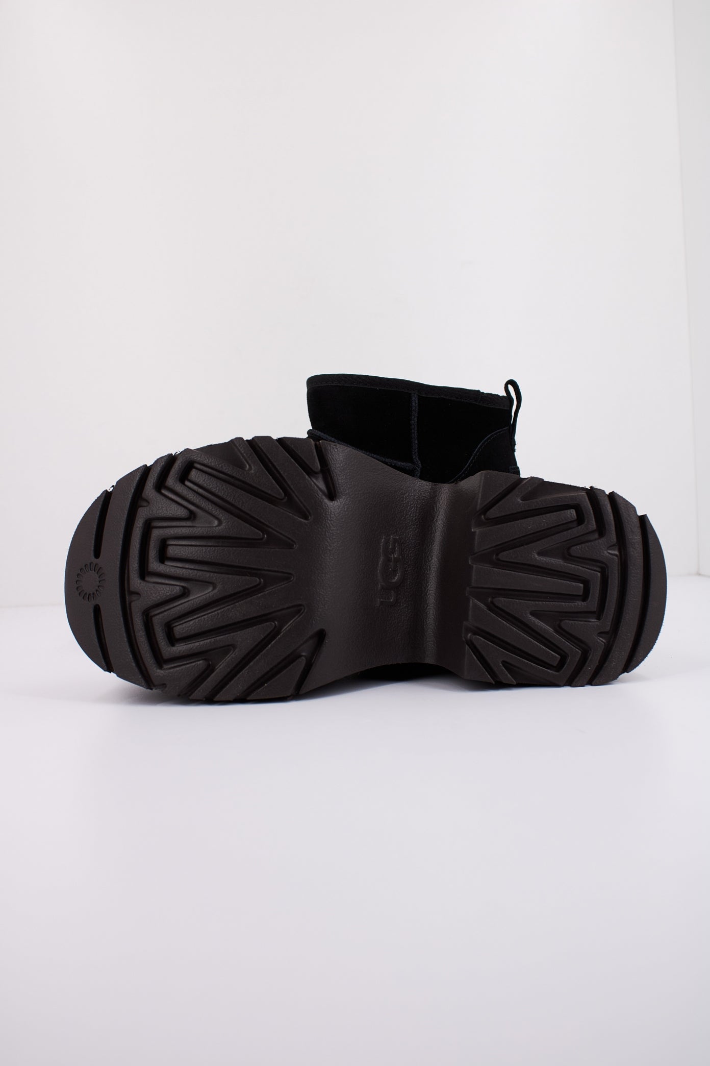 UGG CLASSIC ULTRA MINI N en color BLACK  (5)