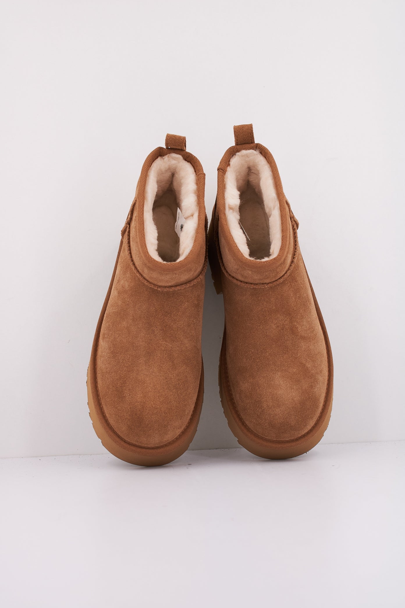 UGG CLASSIC ULTRA MINI N en color CHESTNUT  (3)