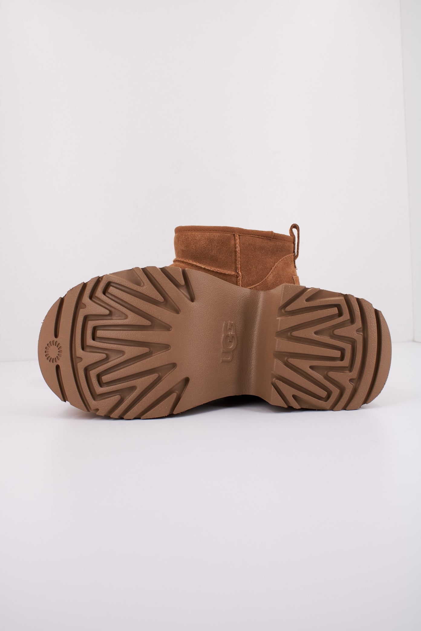 UGG CLASSIC ULTRA MINI N en color CHESTNUT  (5)