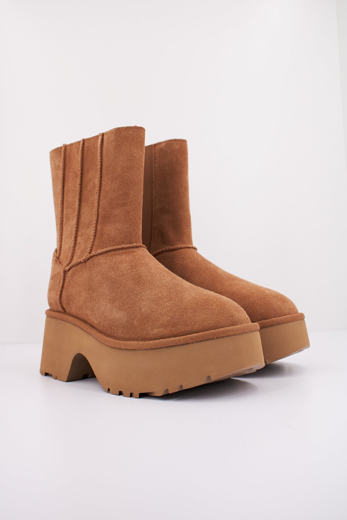 UGG W CLASSIC TWIN SEAM  en color CHESTNUT  (2)