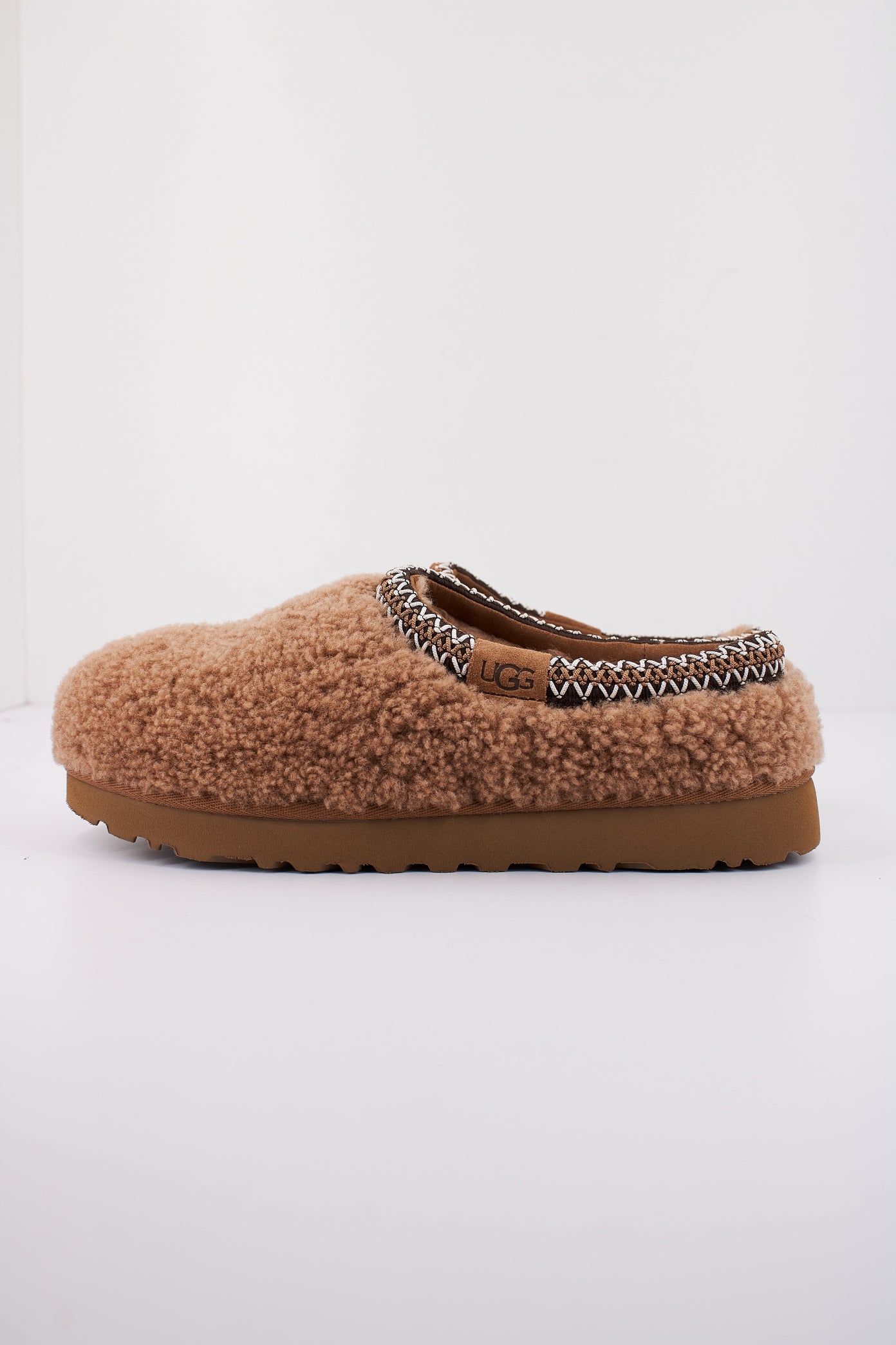 UGG W TASMAN MAXI CURLY en color CHESTNUT  (1)