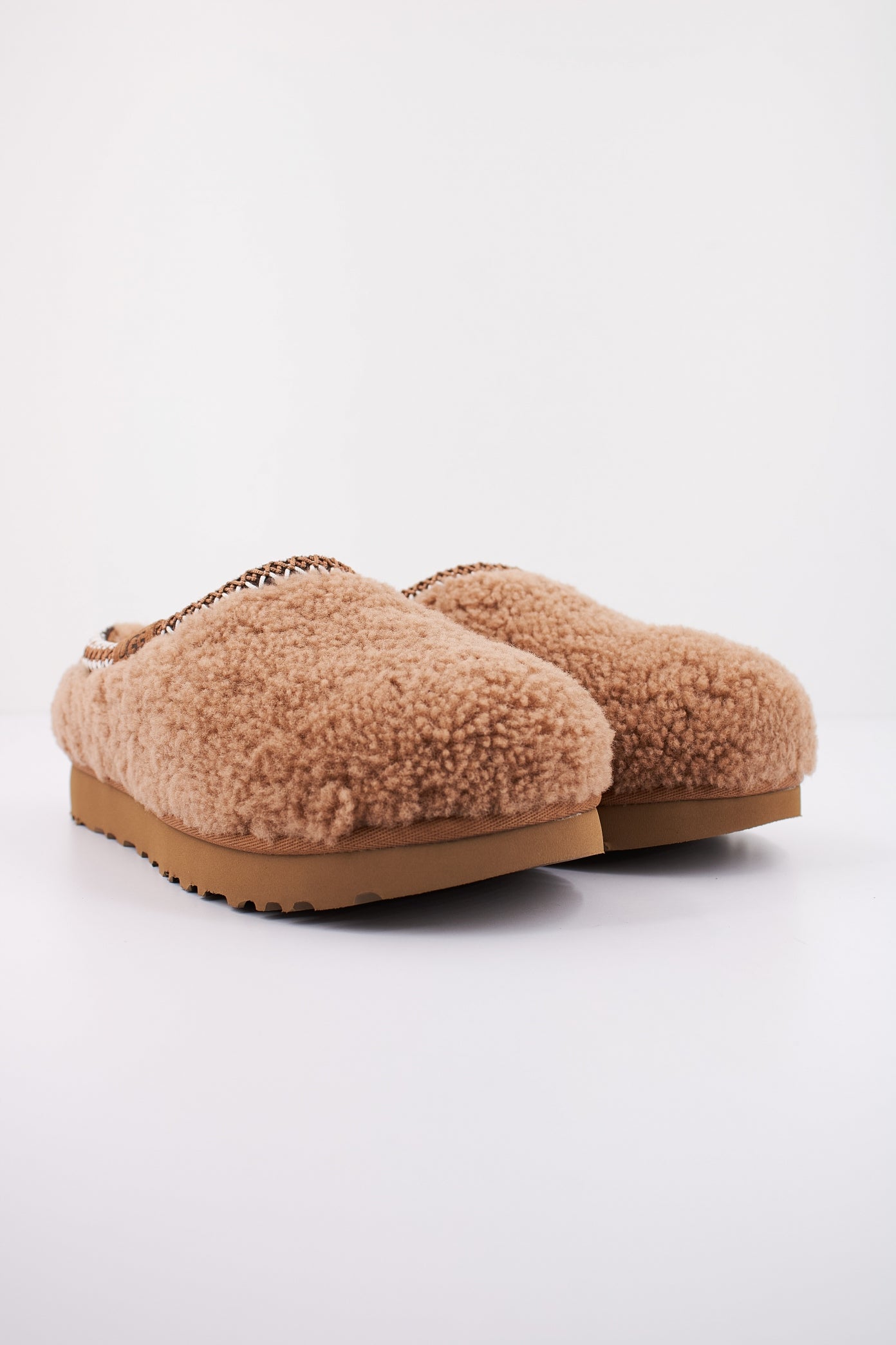 UGG W TASMAN MAXI CURLY en color CHESTNUT  (2)