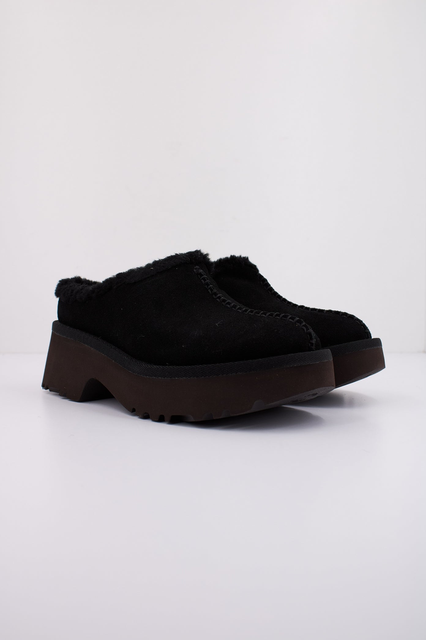 UGG NEW HEIGHTS COZY CLO en color BLACK  (2)