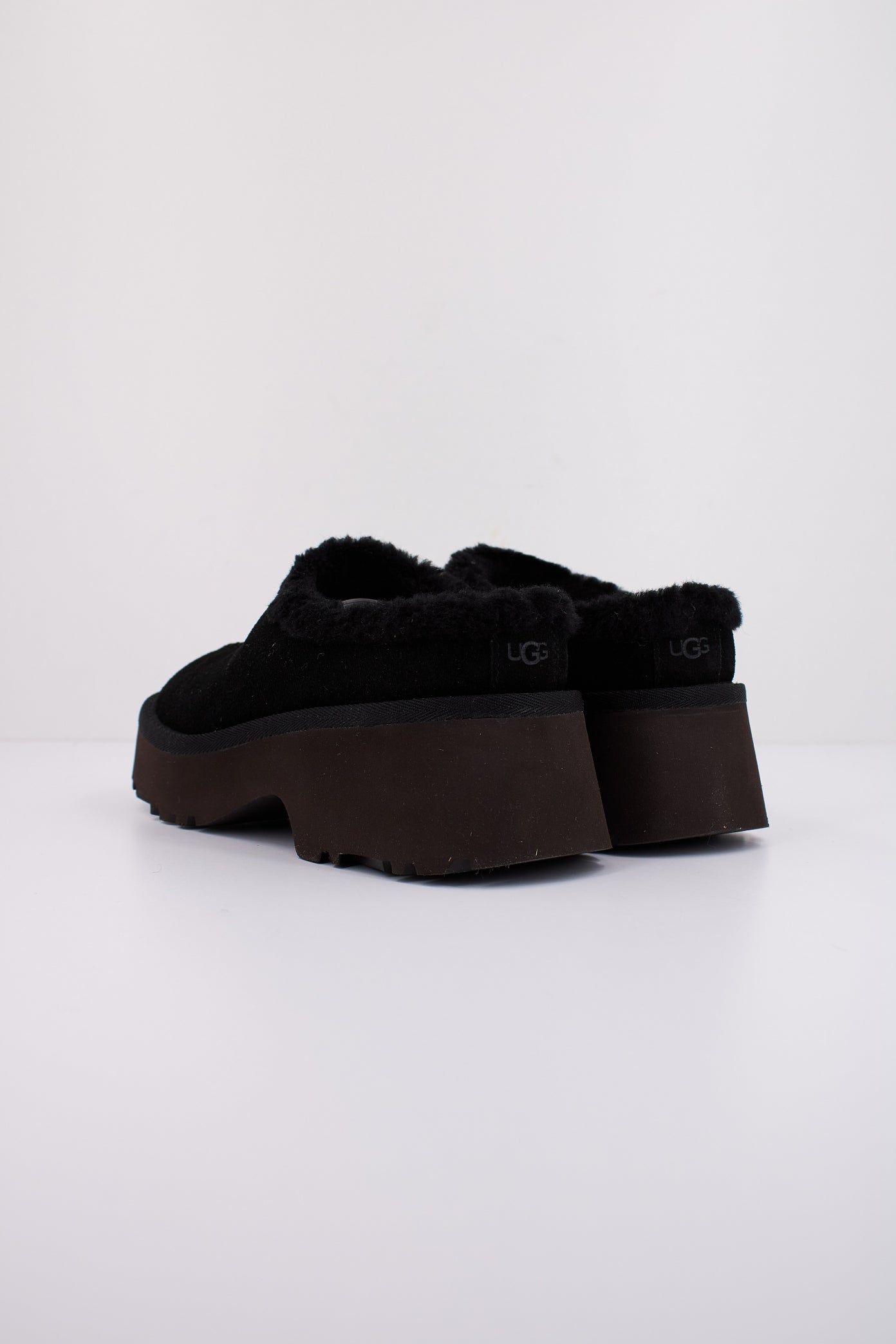 UGG NEW HEIGHTS COZY CLO en color BLACK  (4)