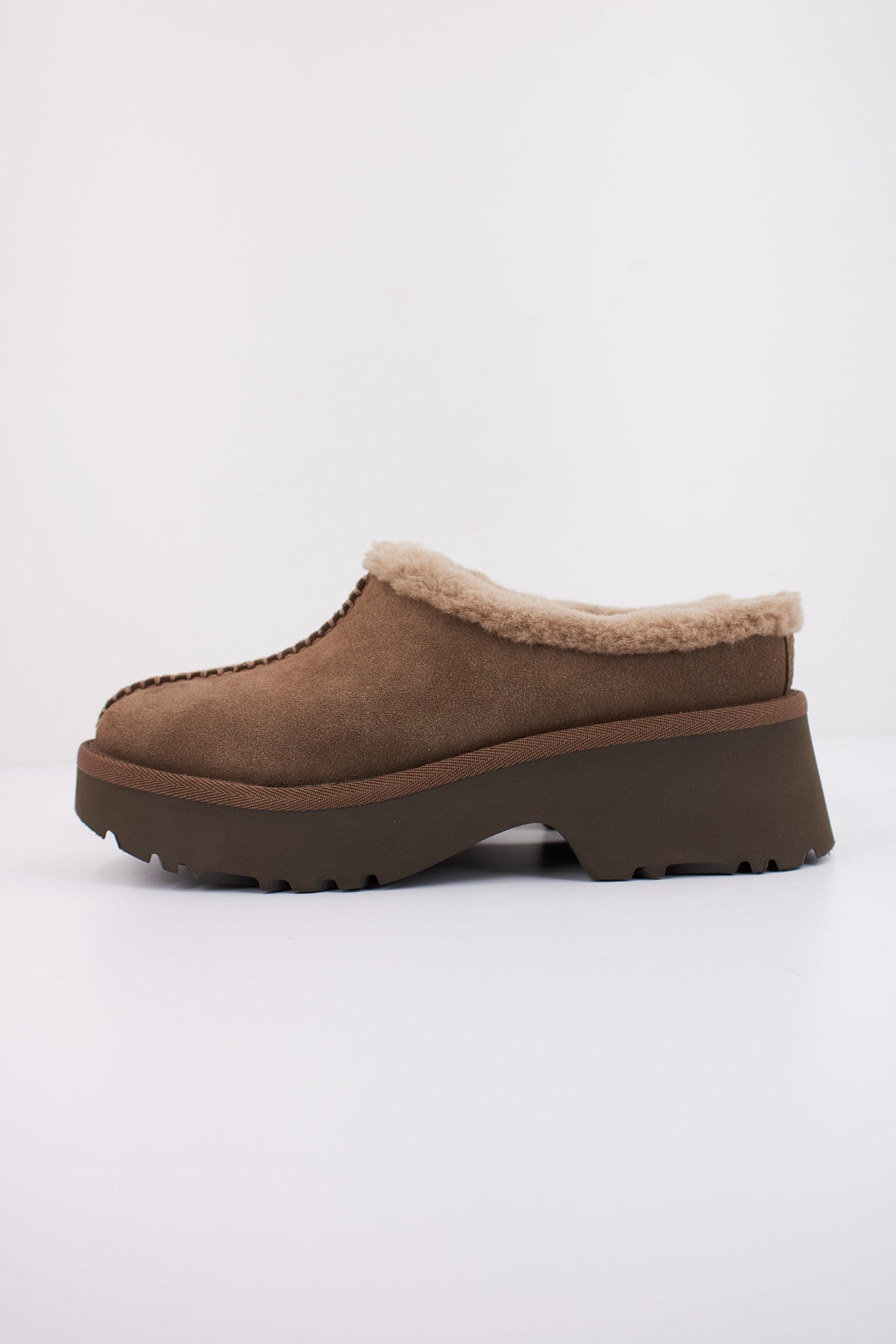 UGG NEW HEIGHTS COZY CLO en color HICKORY  (1)