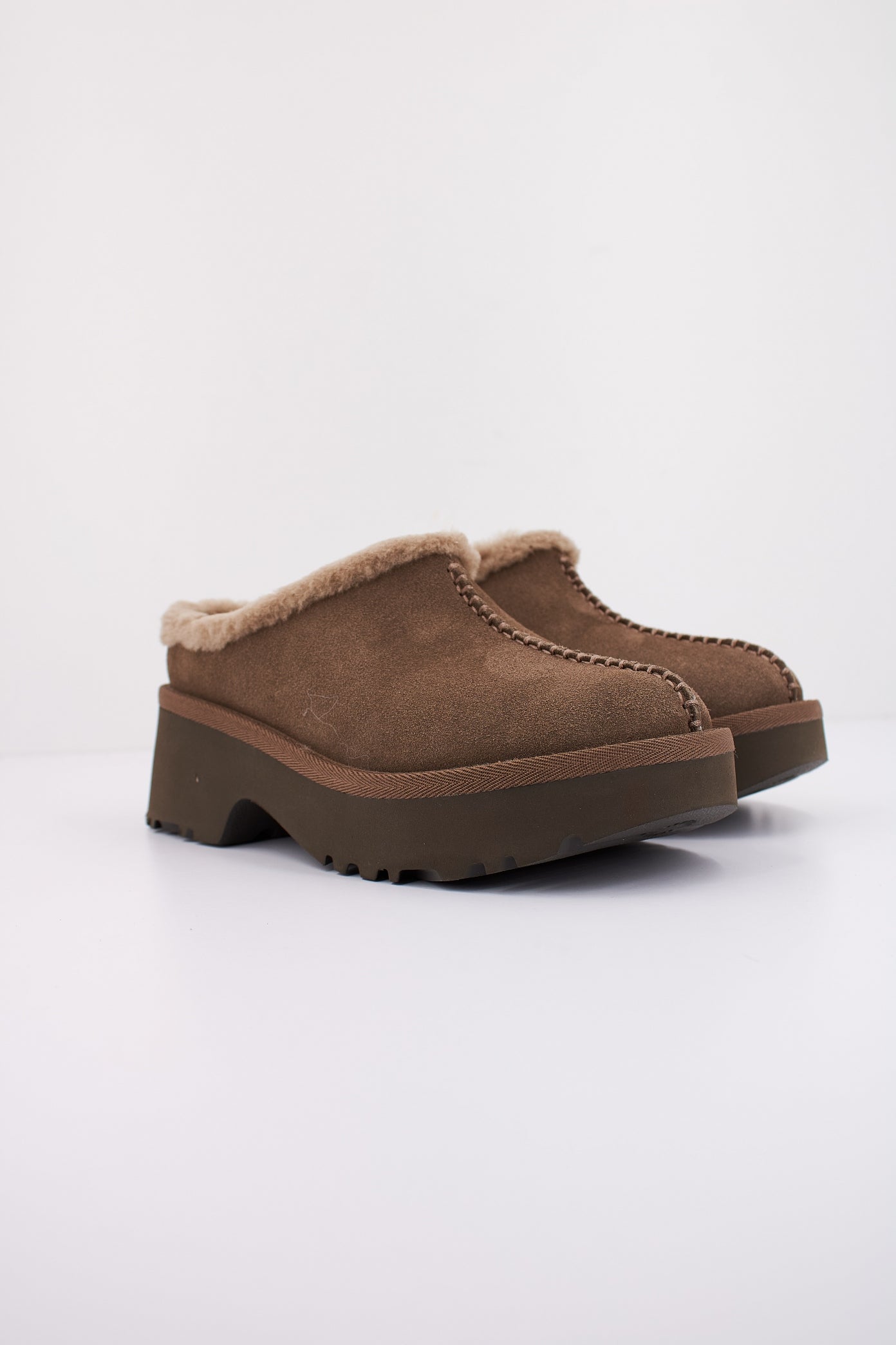 UGG NEW HEIGHTS COZY CLO en color HICKORY  (2)