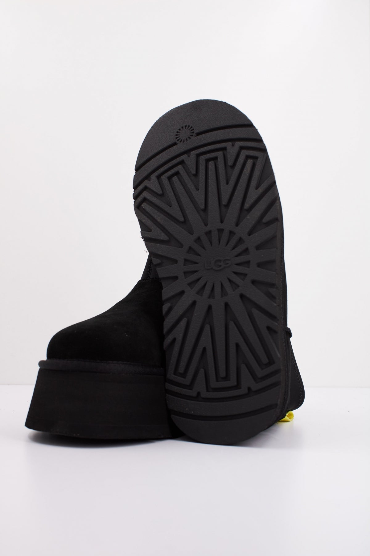 UGG CLASSIC MINI DIPPER en color BLACK  (5)