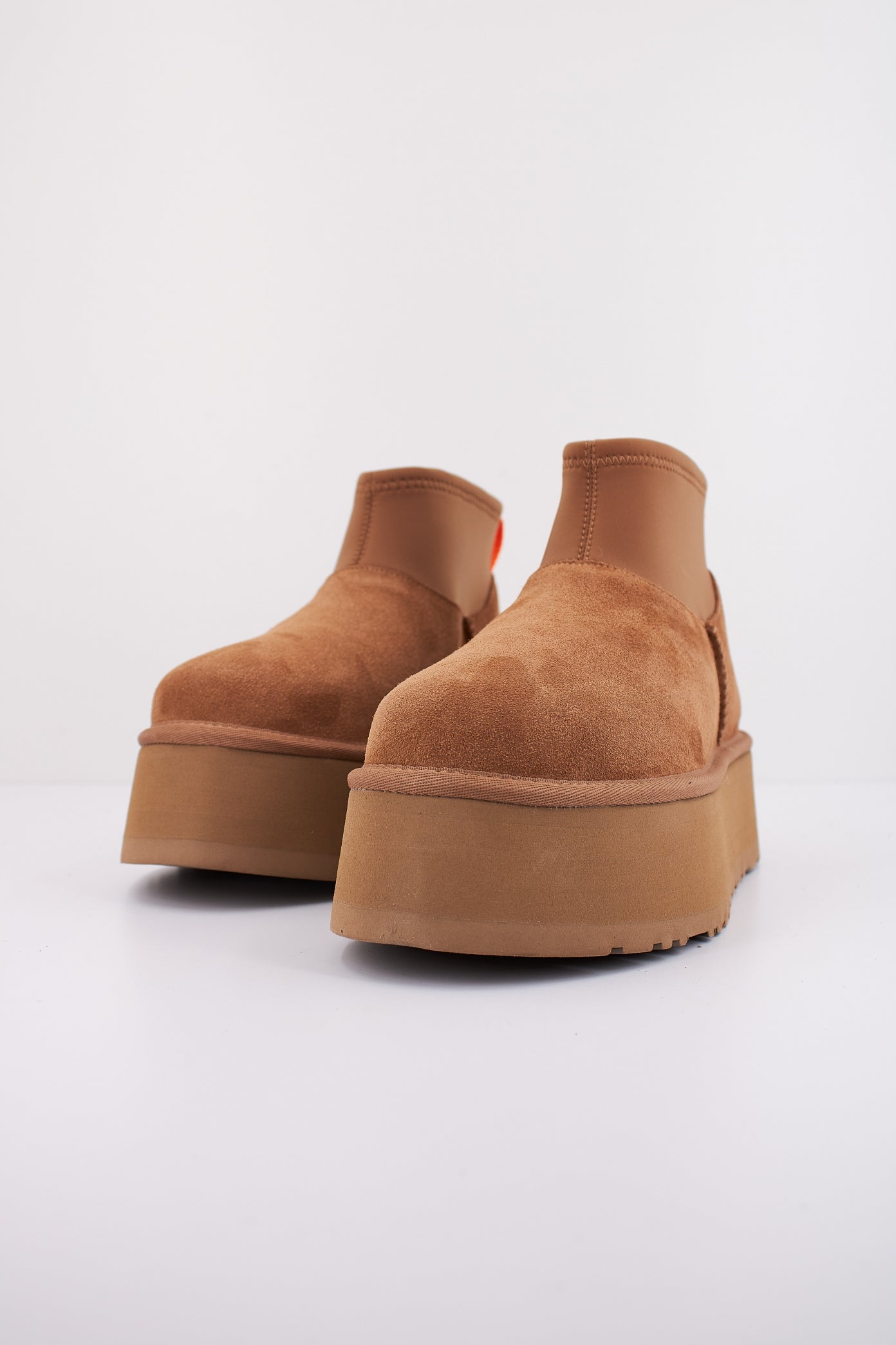 UGG CLASSIC MINI DIPPER en color CHESTNUT  (2)