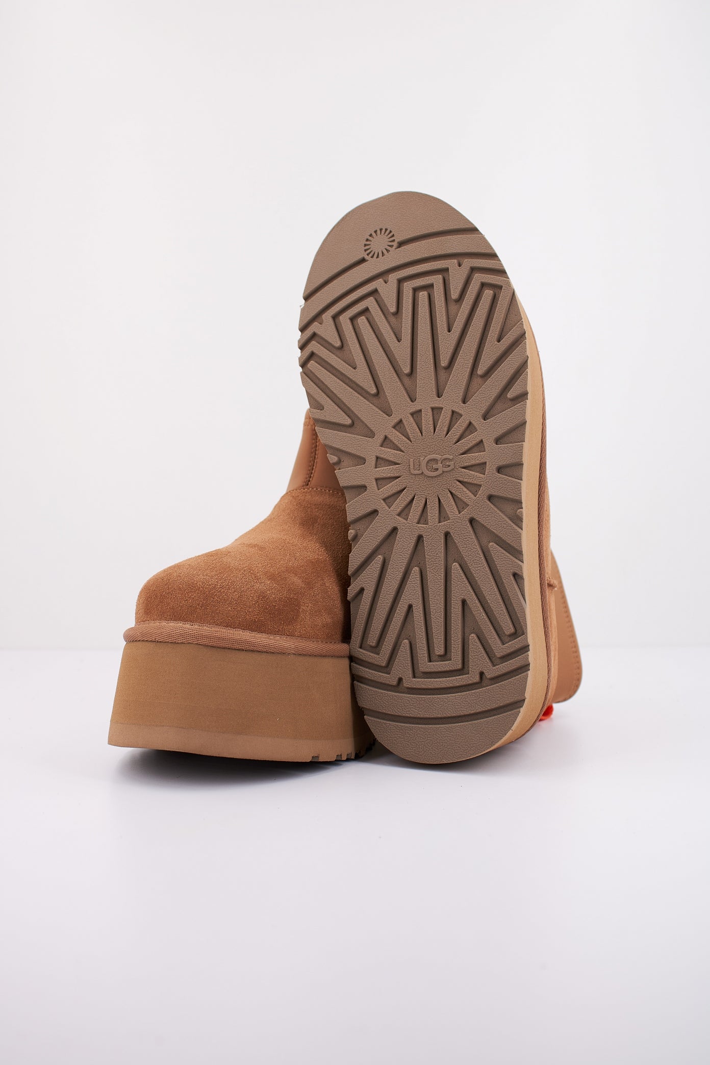 UGG CLASSIC MINI DIPPER en color CHESTNUT  (5)