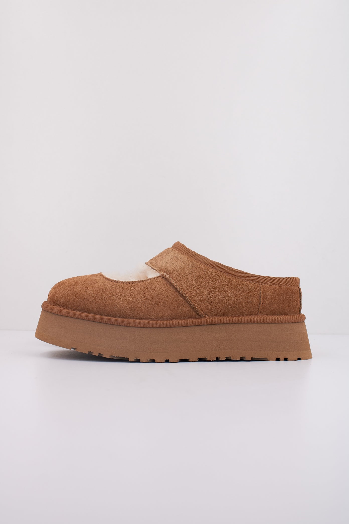 UGG W BEA MARY JANE en color CESTNT  (1)