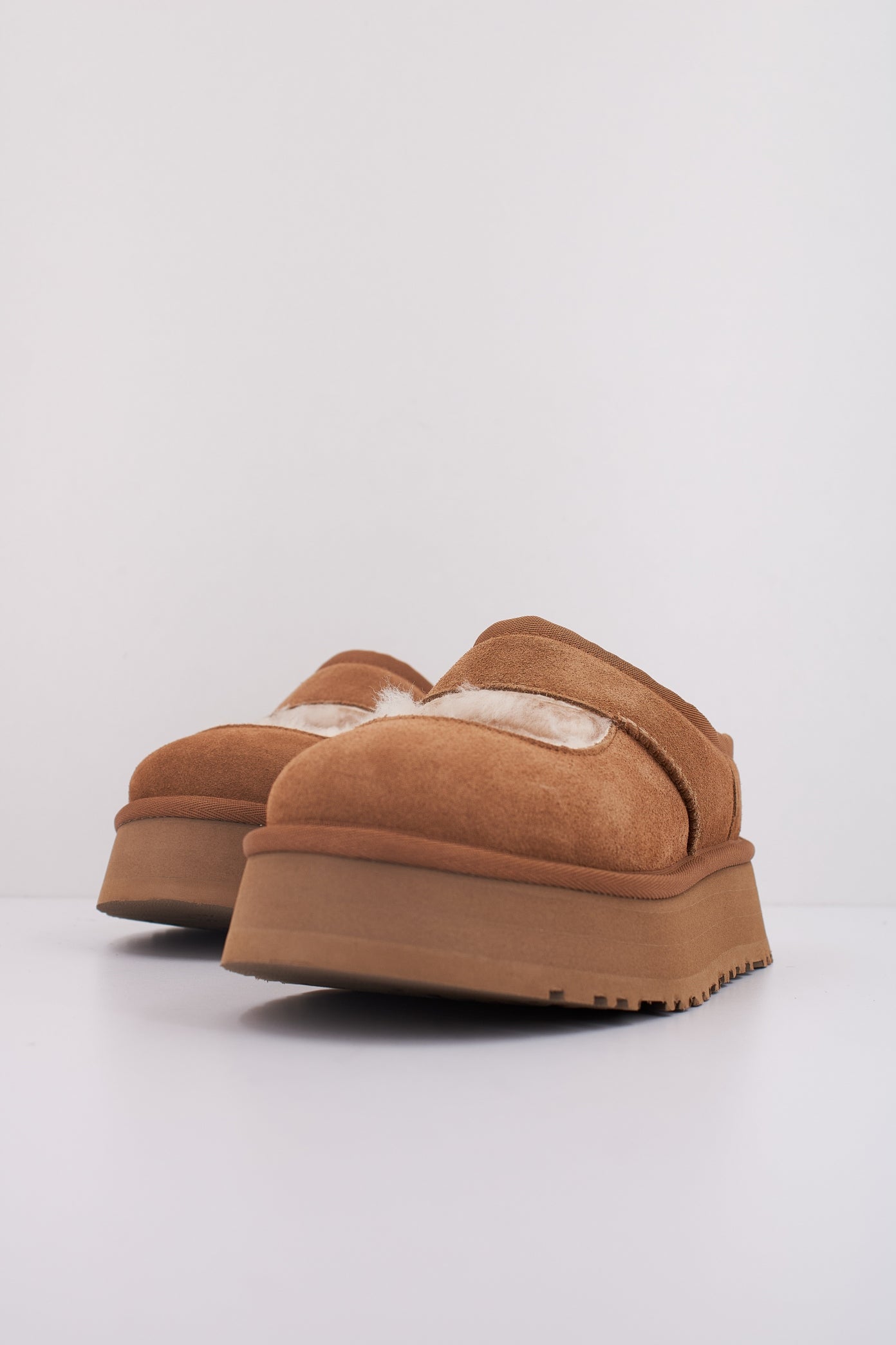 UGG W BEA MARY JANE en color CESTNT  (2)