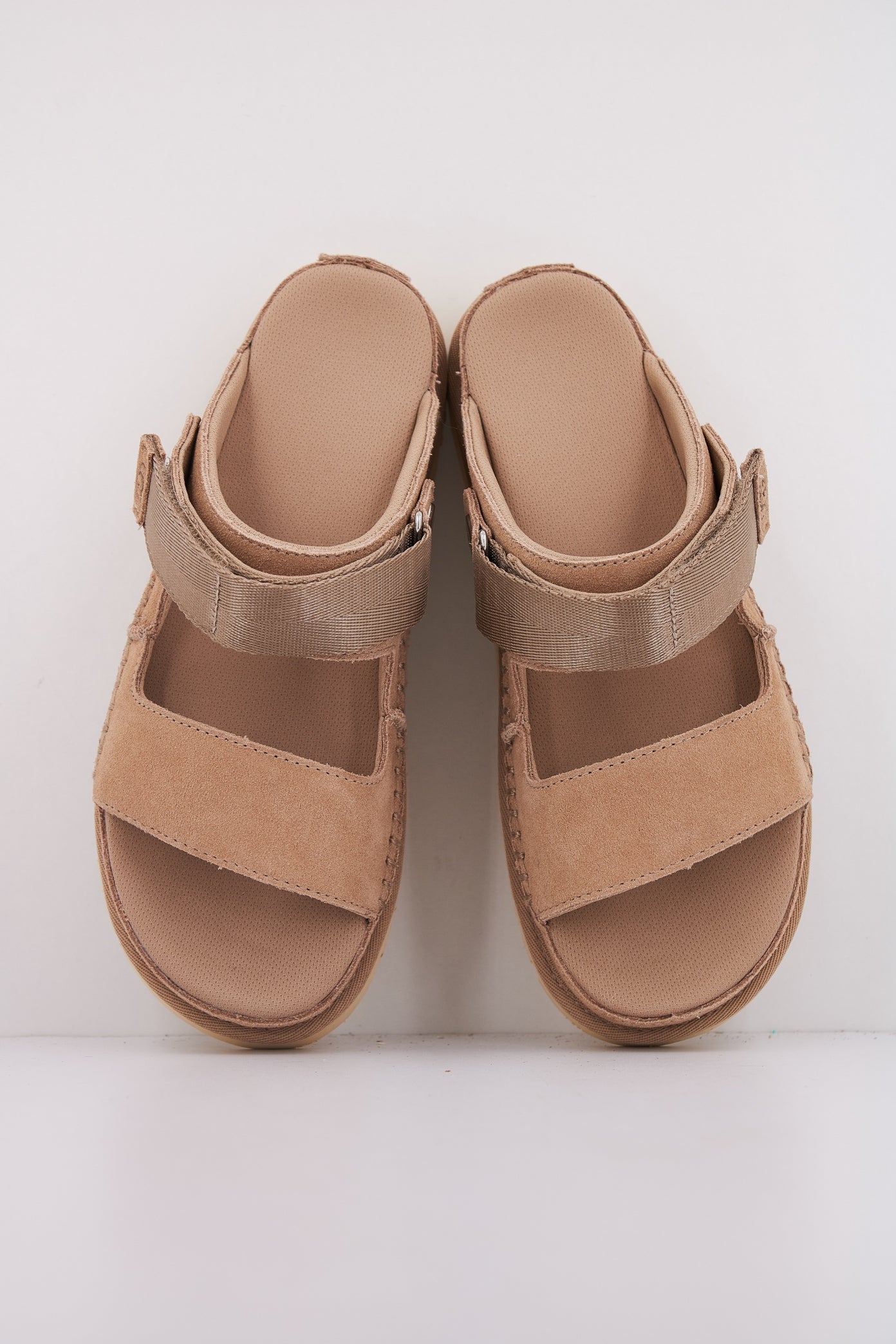 UGG W GOLDENSTAR GLIDE en color SAND  (3)
