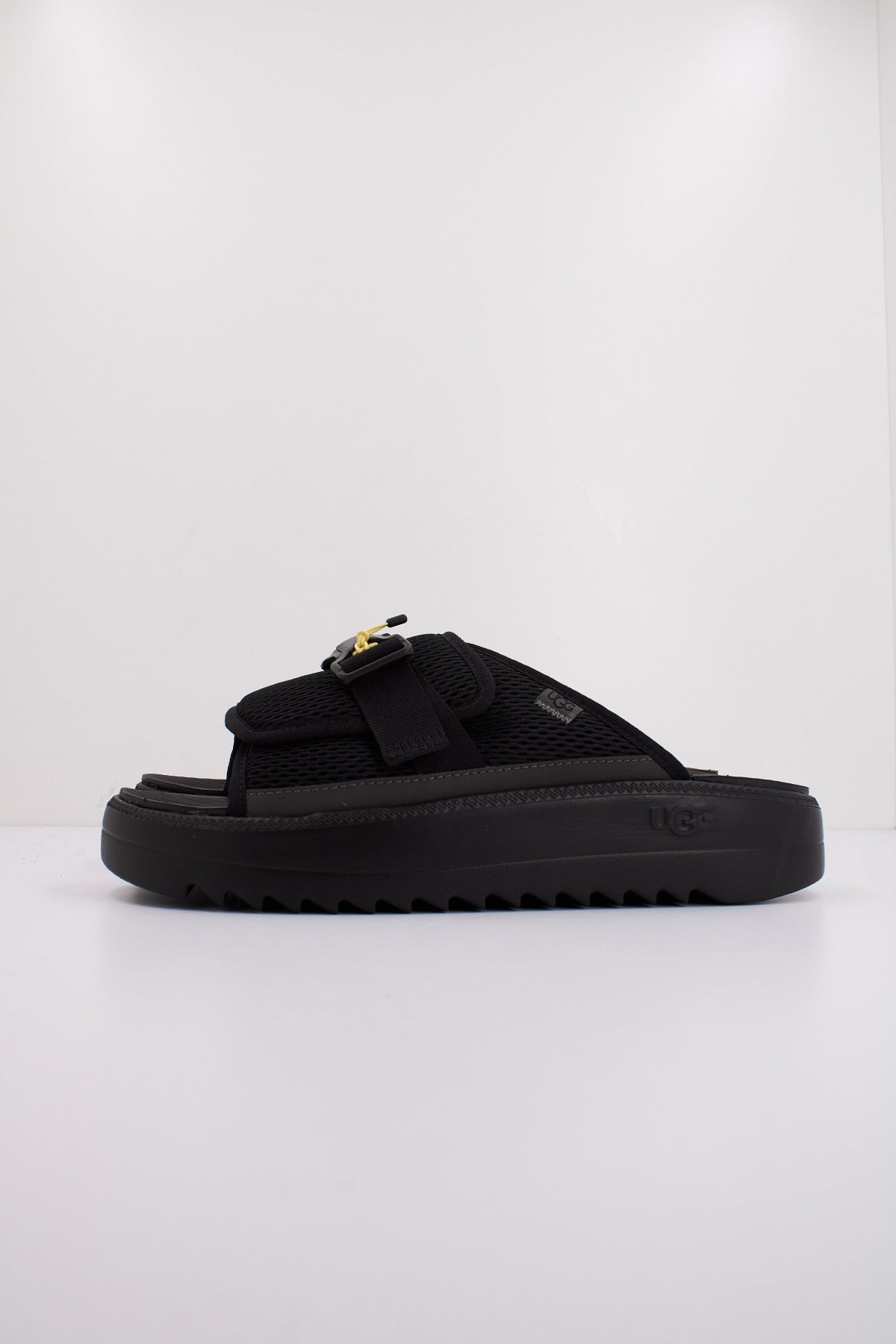 UGG M MAXXER SLIDE en color BLACK  (1)