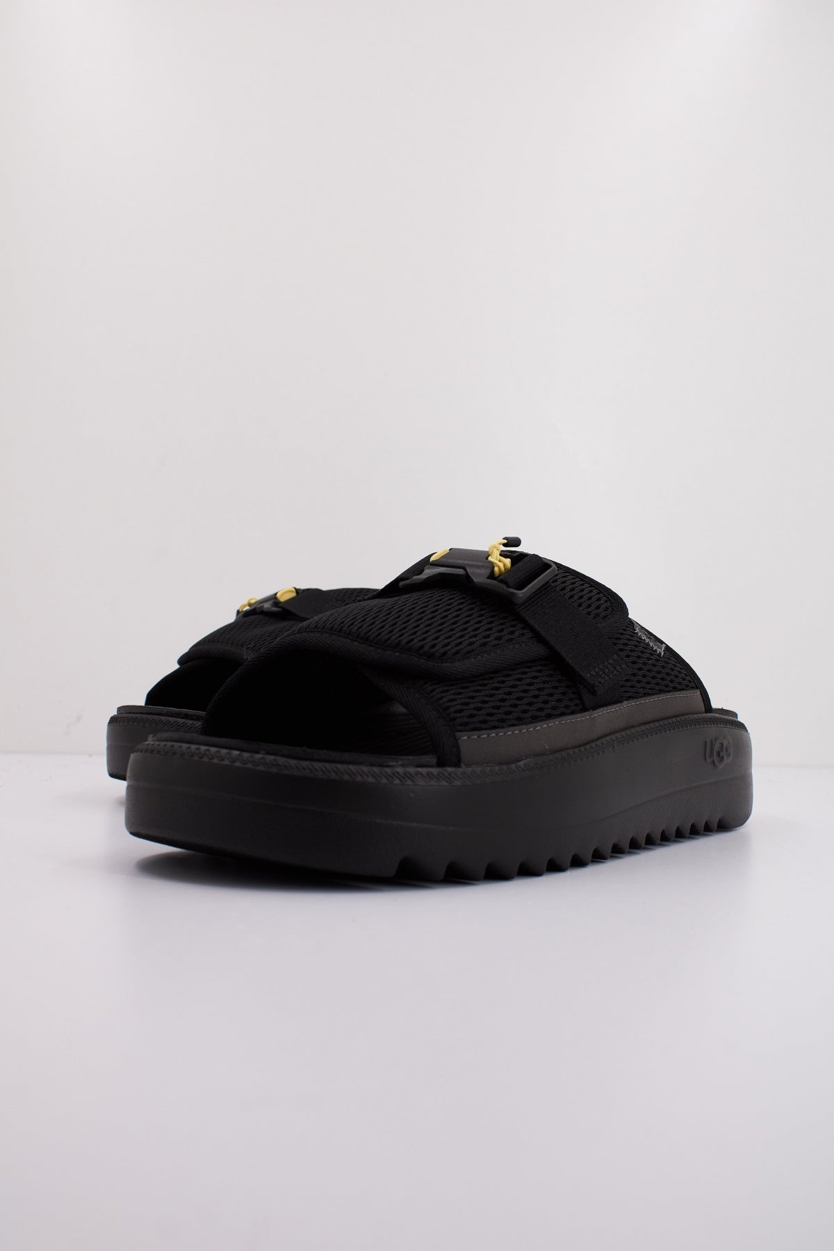 UGG M MAXXER SLIDE en color BLACK  (2)