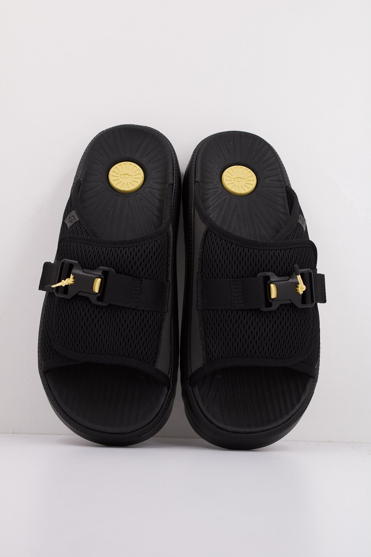 UGG M MAXXER SLIDE en color BLACK  (3)