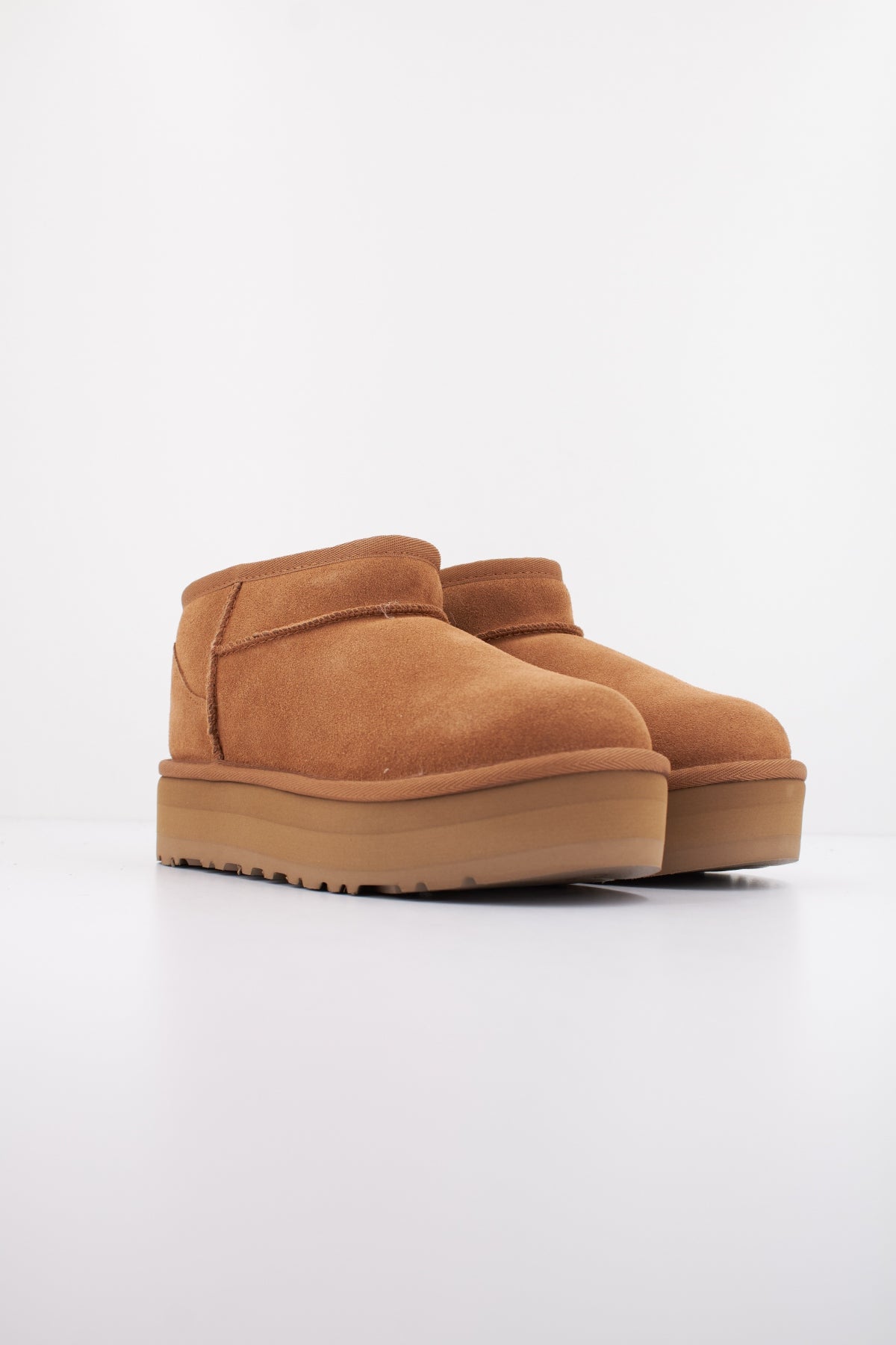 UGG K CLASSIC ULTRA MINI en color CHE  (2)