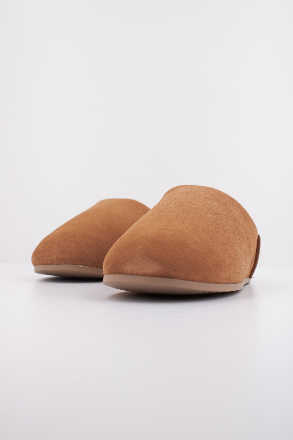 UGG W ELEA SLIP-ON en color CHE  (2)