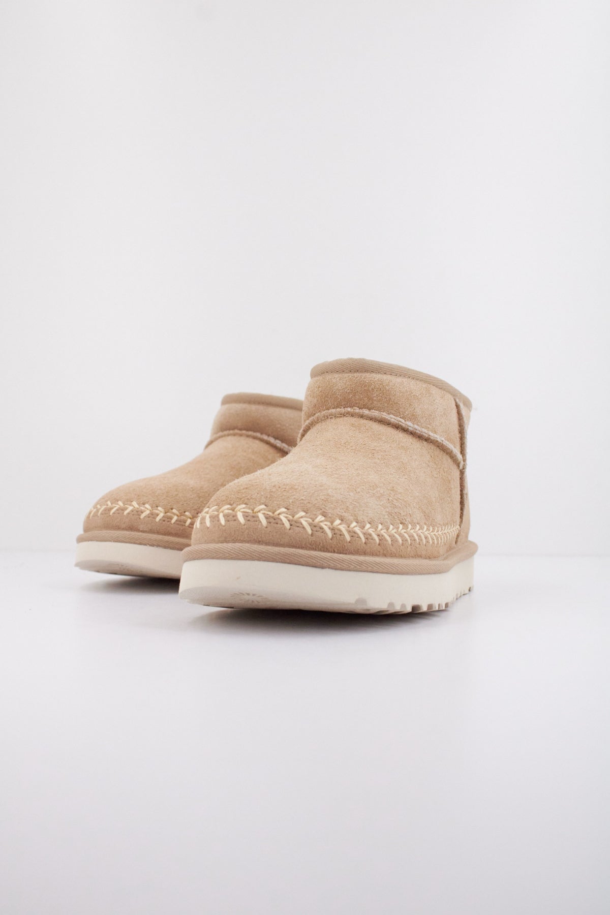 UGG  W CLASSIC ULTRA MIN en color MDSD  (2)