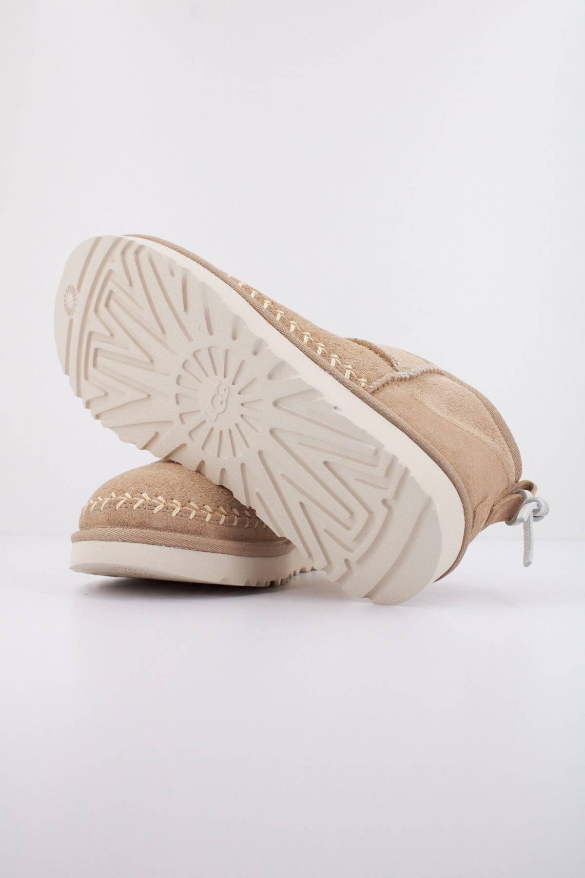 UGG  W CLASSIC ULTRA MIN en color MDSD  (5)