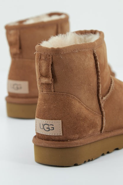 UGG UGG CLASSIC MINI en color CHESNUT  (3)