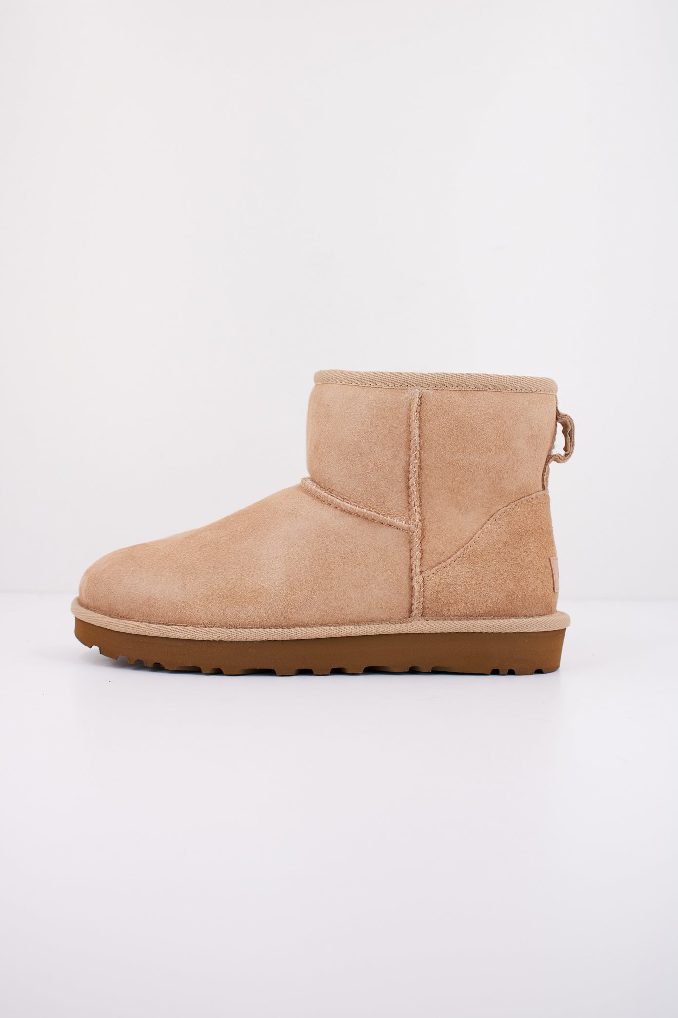 UGG W CLASSIC MINI II en color SAND  (1)