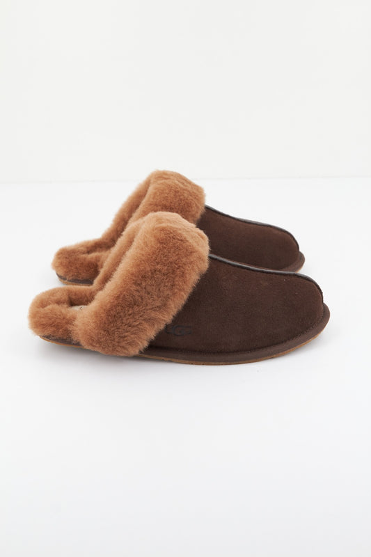 UGG W SCUFFETTE II en color BURTCDR  (1)