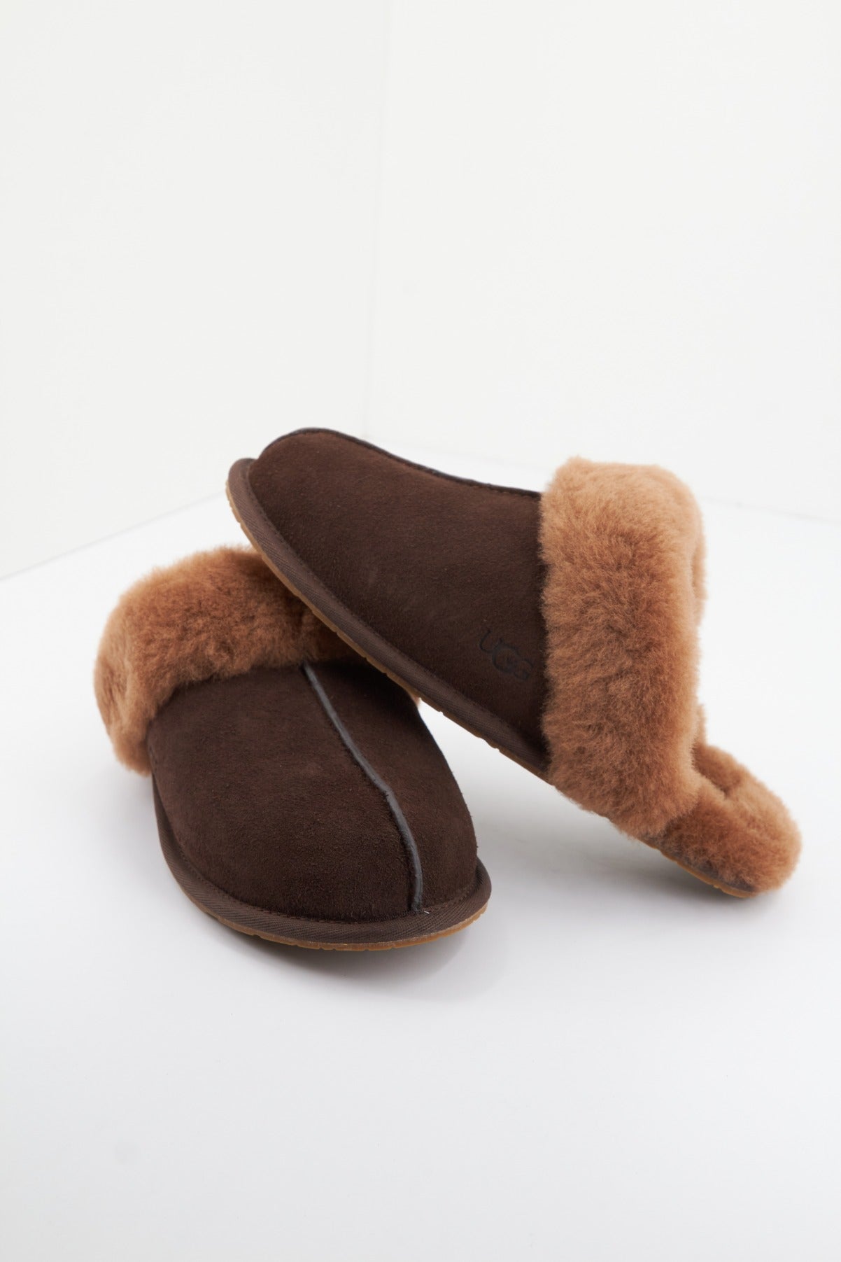 UGG W SCUFFETTE II en color BURTCDR  (2)