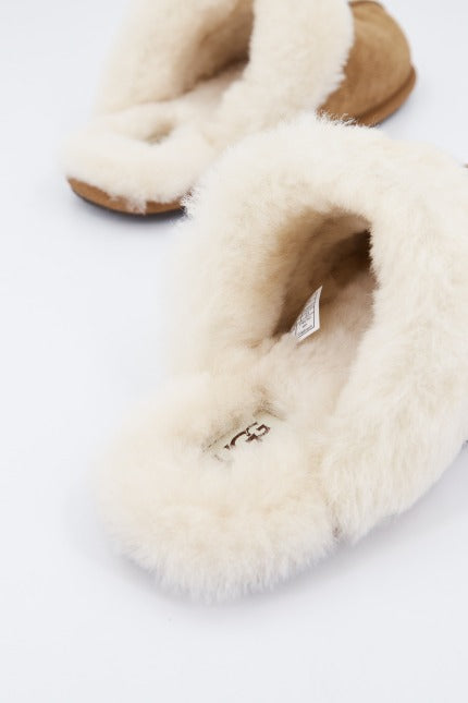 UGG W SCUFFETTE II en color CHESTNUT  (3)