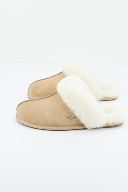 UGG W SCUFFETTE II en color NATURAL  (1)